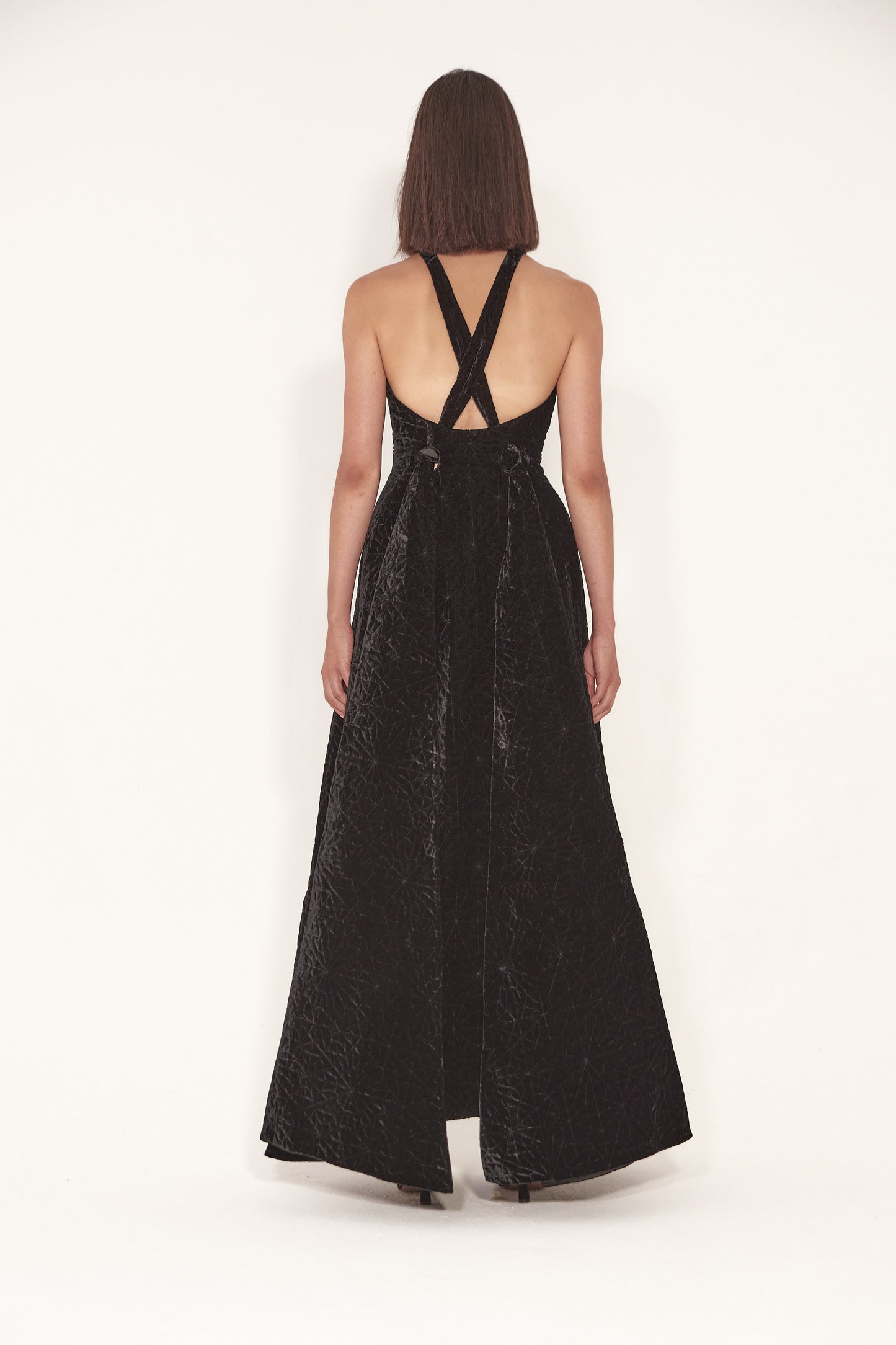 Cross back voluminous dress in Velvet Quilt with back tie