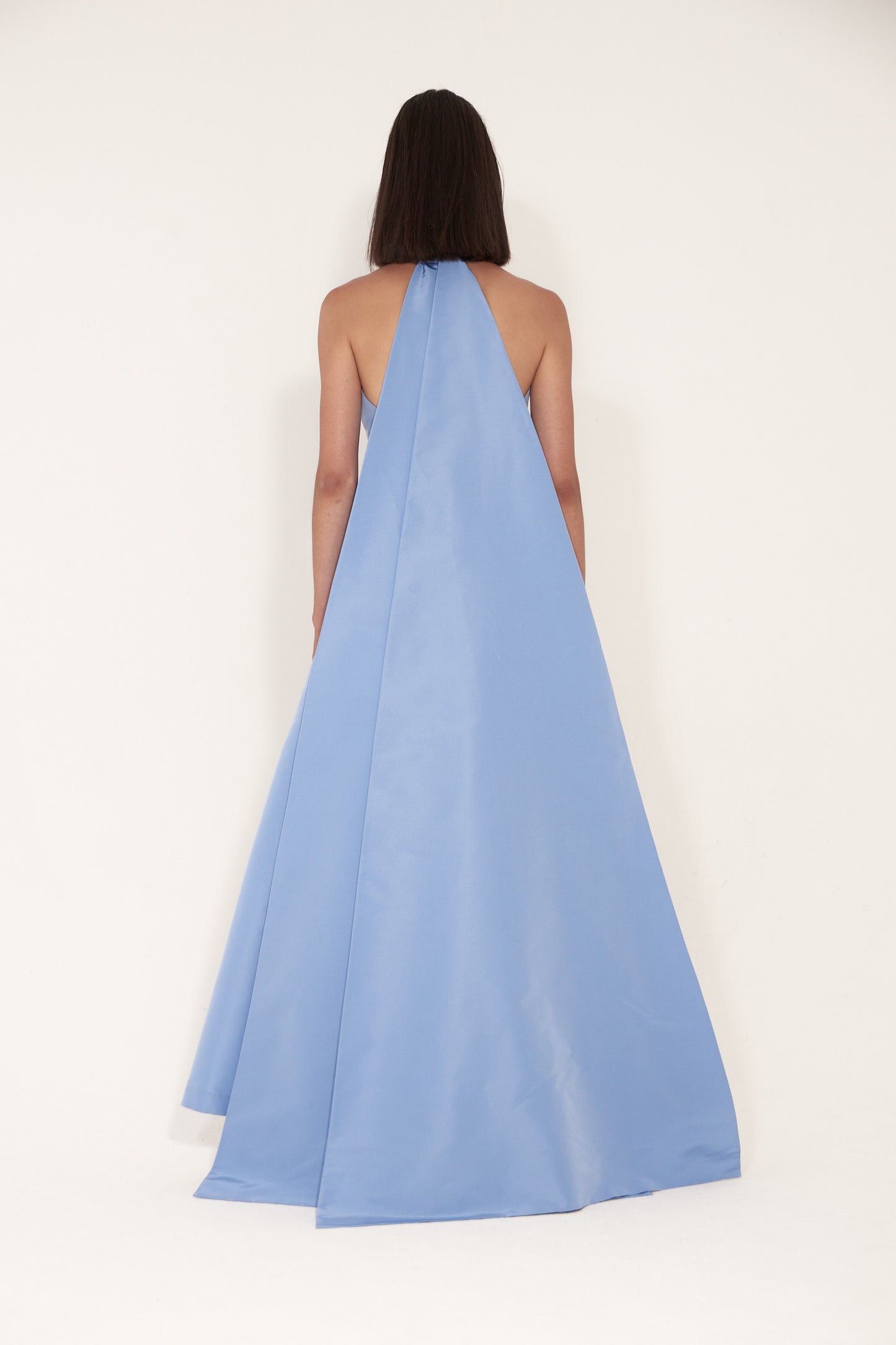 Voluminous gown in silk Faille with back long tie