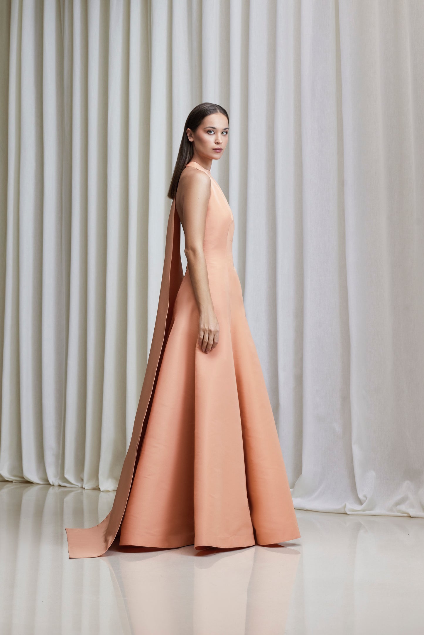 Voluminous gown with long back tie in silk-faille