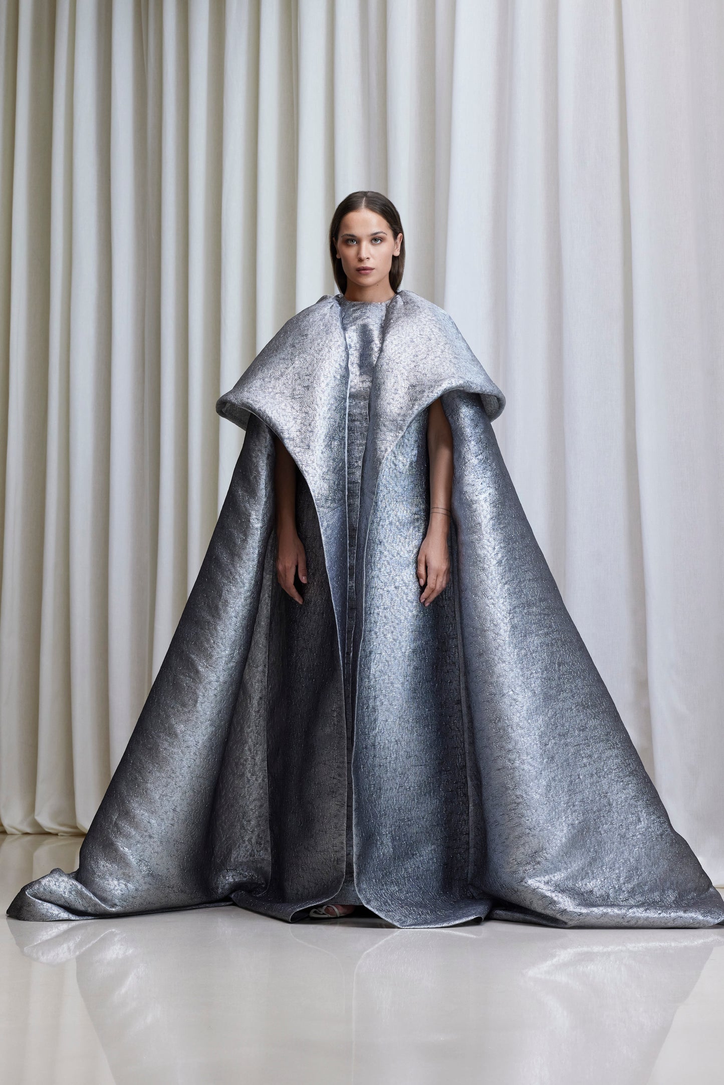 Voluminous cape in silver metallic