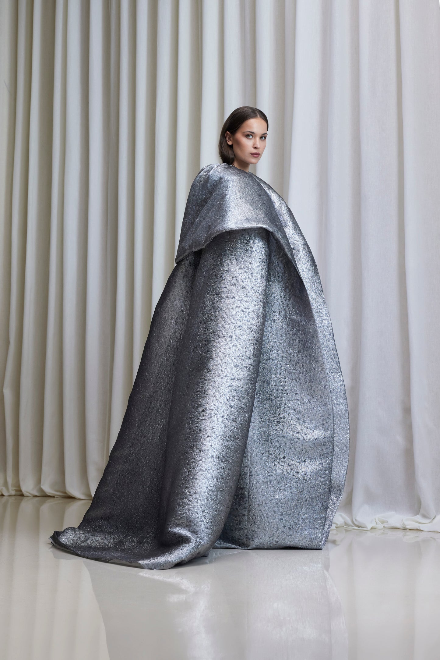 Voluminous cape in silver metallic