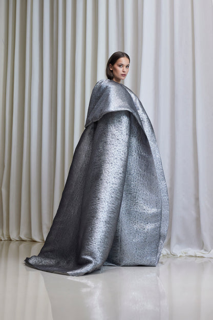 Voluminous cape in silver metallic