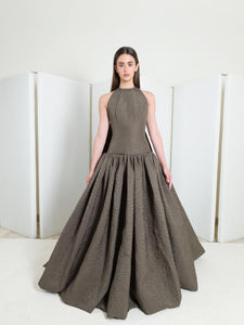 Open back voluminous gown in Quilt