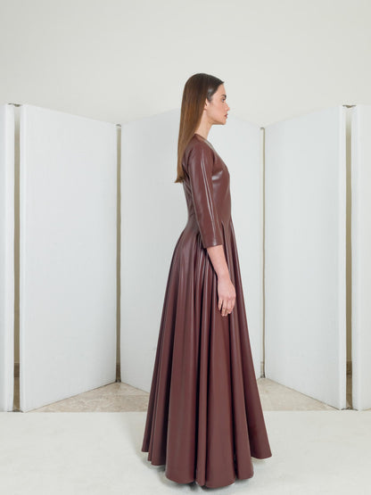 Voluminous 3/4 sleeves gown