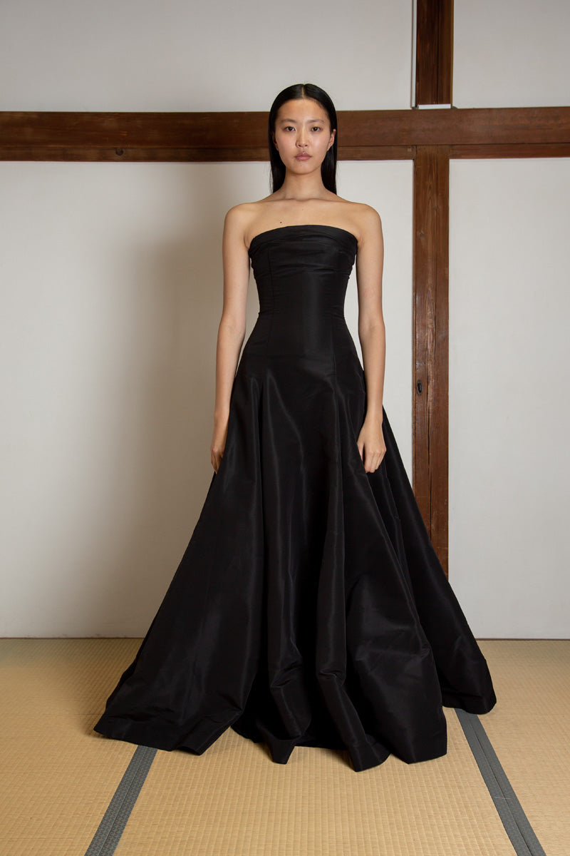 Off shoulder voluminous gown in silk faille