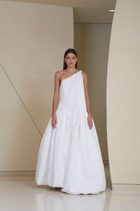 Asymmetric Voluminous gown with side tie in Quilt