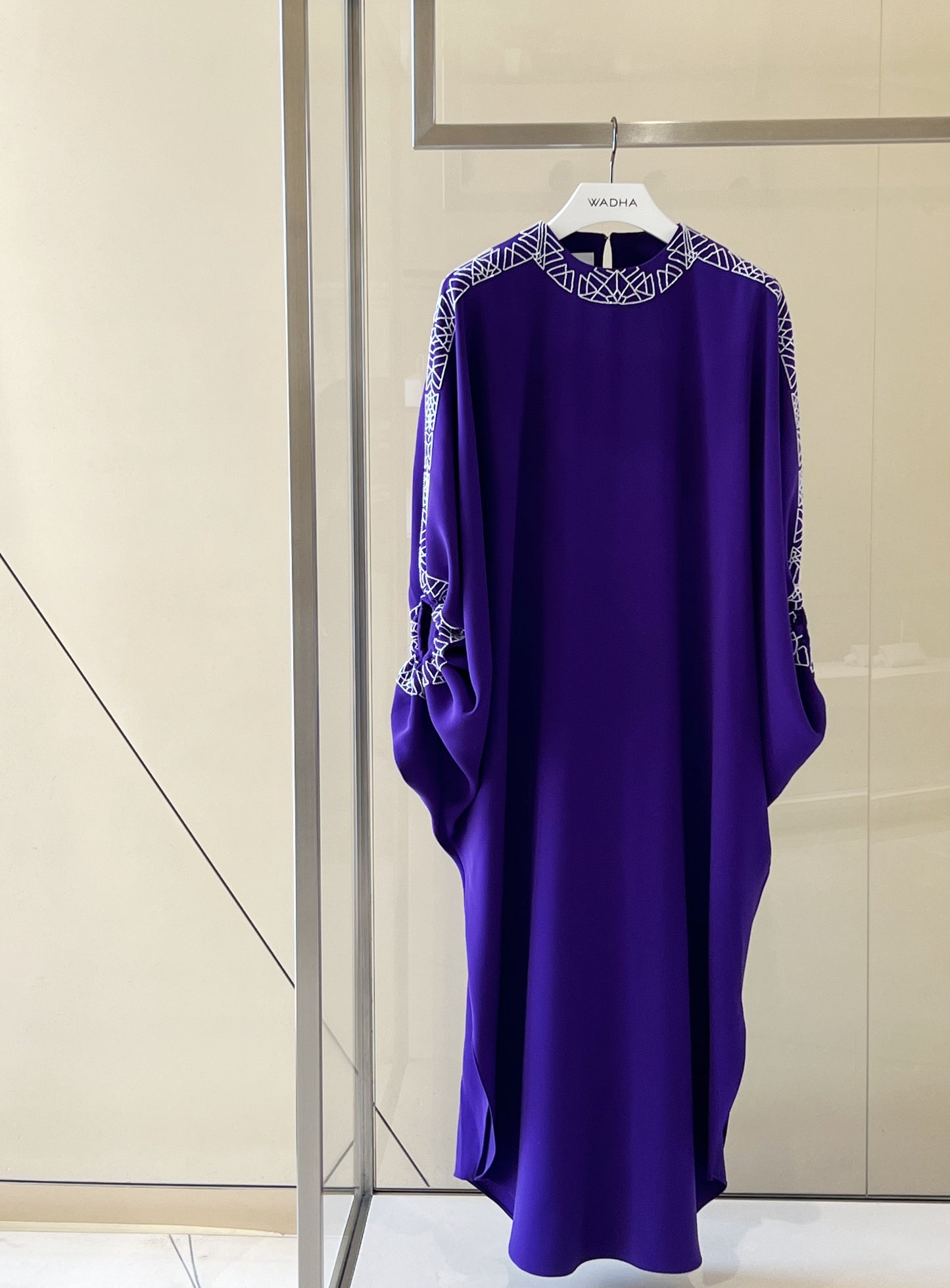 Puff sleeves caftan in silk crepe with neck and shoulder embellishment