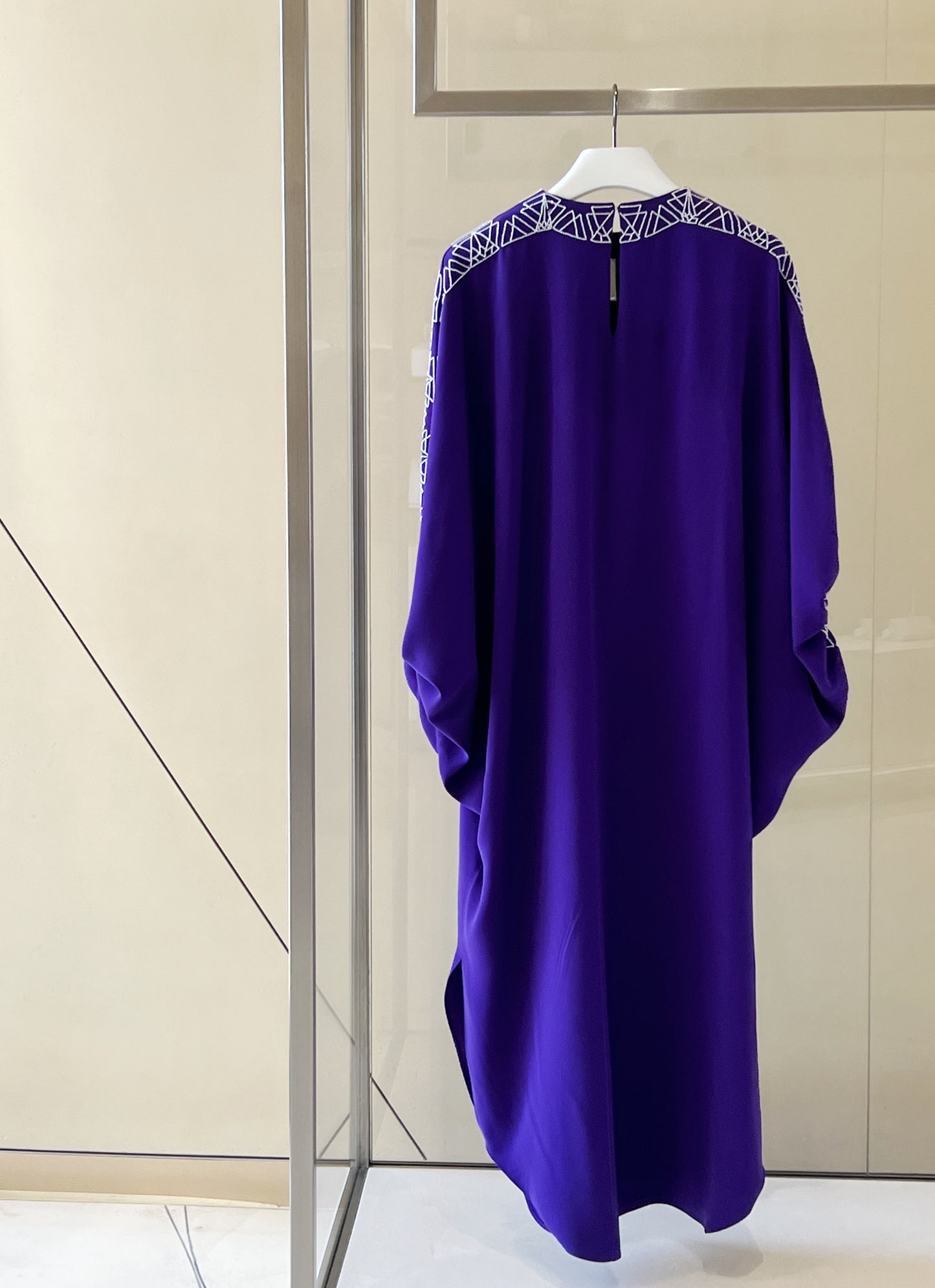 Puff sleeves caftan in silk crepe with neck and shoulder embellishment