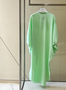 Puff sleeves caftan in silk crepe with neck and shoulder embellishment