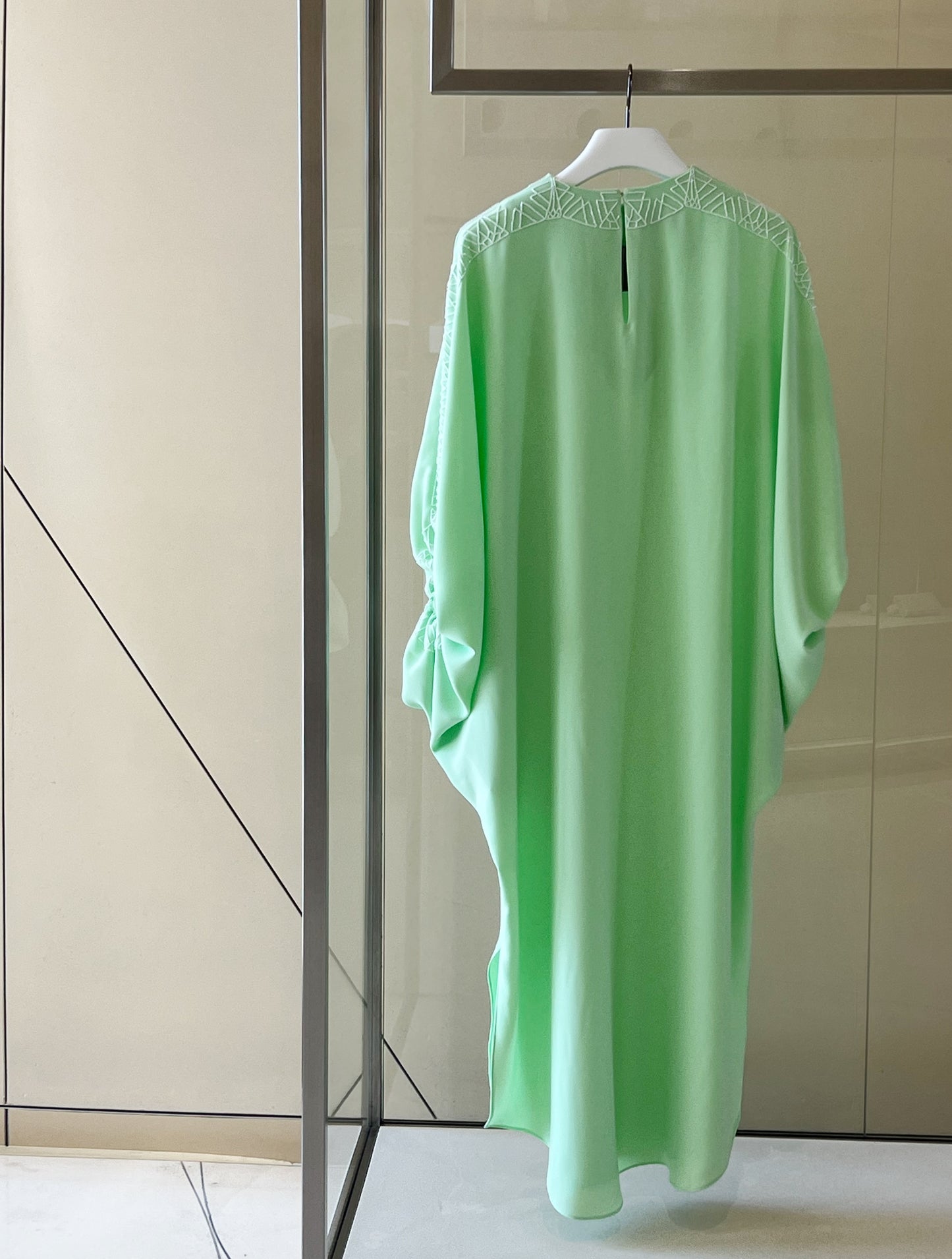 Puff sleeves caftan in silk crepe with neck and shoulder embellishment